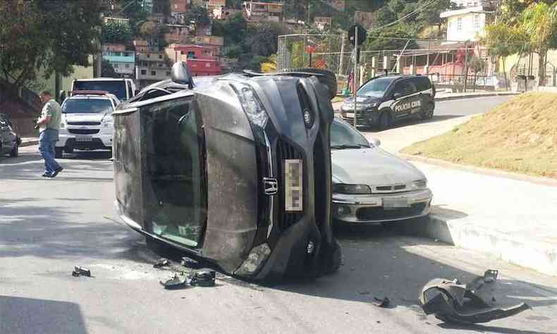 Carro bateu em outro e capotou na Praa do Cardoso, no Aglomerado da Serra(foto: Paulo Filgueiras/EM/DA Press)
