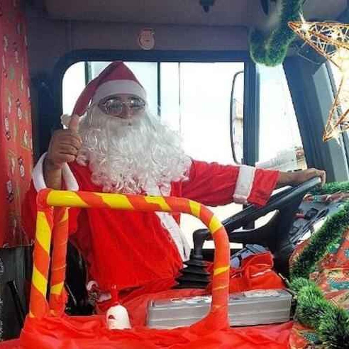 Motorista de nibus se veste de Papai Noel para distribuir doces em