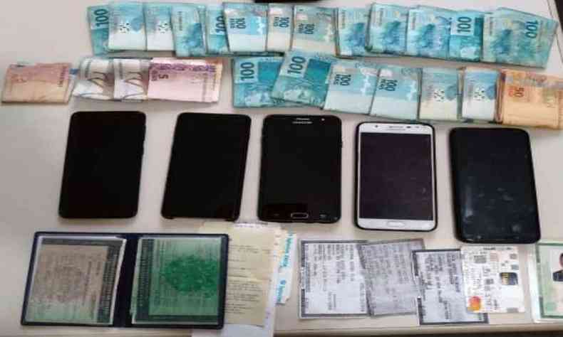 Policiais encontraram mais de R$ 20 mil com a dupla, alm de celulares, documentos falsos e outros itens