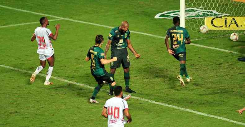 Messias empatou cobrando pnalti para o Amrica diante do Botafogo-SP: briga pelo ttulo sob ameaa(foto: Alexandre Guzanshe/EM/DA Press)