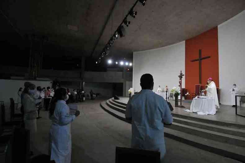 Missa na Catedral Cristo Rei, sem a tradicional cerimnia do lava-ps, lembrou tambm as vtimas da COVID-19(foto: Alexandre Guzanshe/EM/D.A Press )
