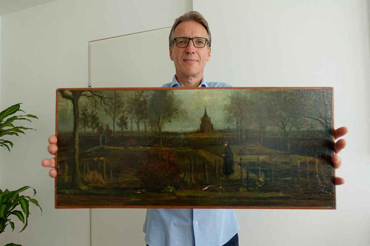 Arthur Brand com o quadro de Vincent van Gogh
