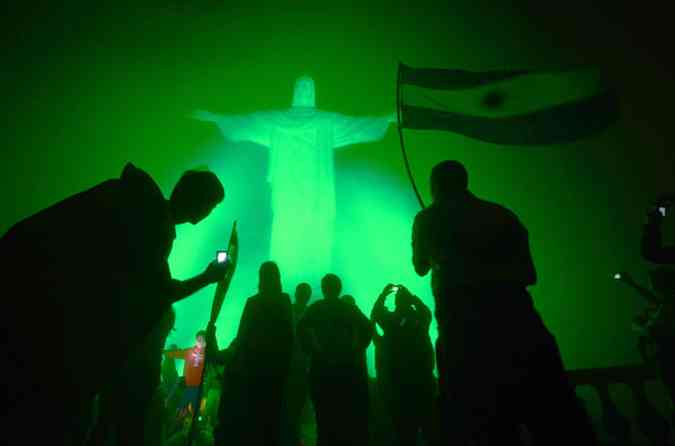 Argentinos j marcam presena no Rio de Janeiro, aguardando a chegada de Francisco(foto: CHRISTOPHE SIMON / AFP)