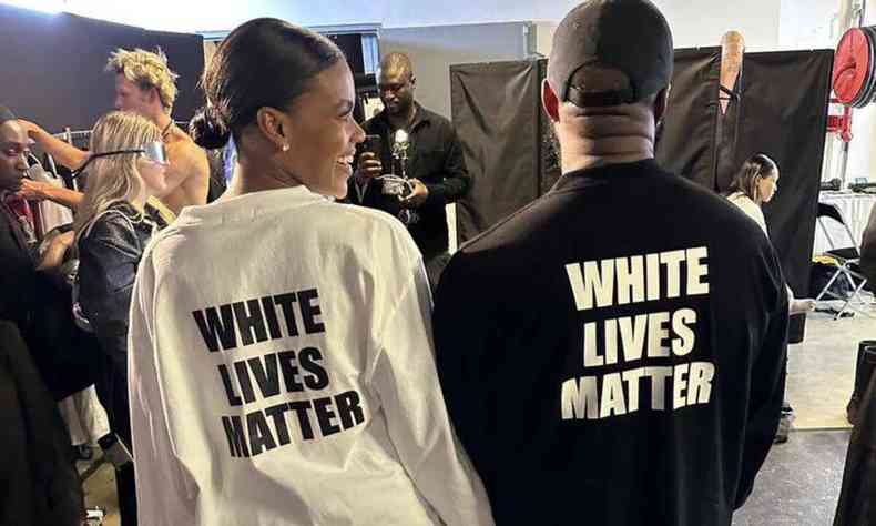 Mulher e homem negros esto de costas, vestindo camisetas onde se l: vidas brancas importam