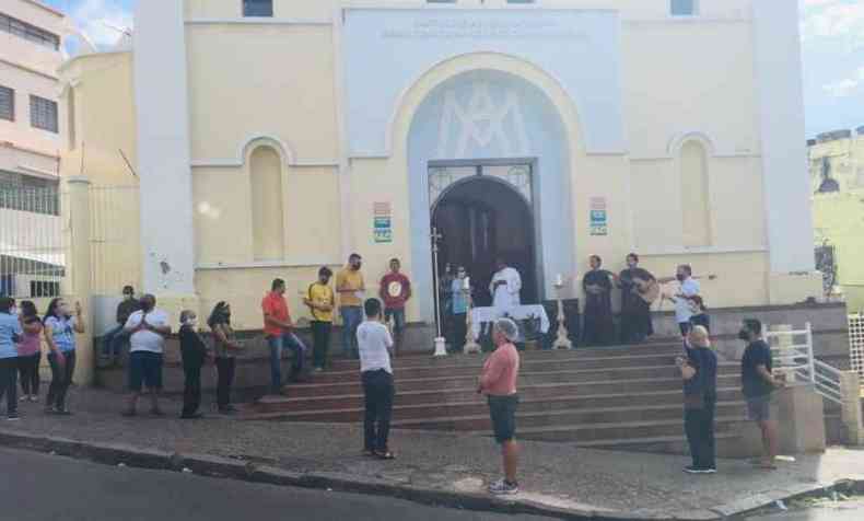 Fiis aguardam a chegada da padroeira em frente  Igreja de Nossa Senhora da Conceio(foto: Edsio Ferreira/EM/D.A Press)