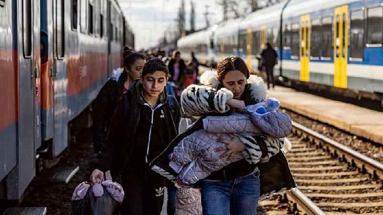 Famlia ucraniana em estao de trem na Romnia
