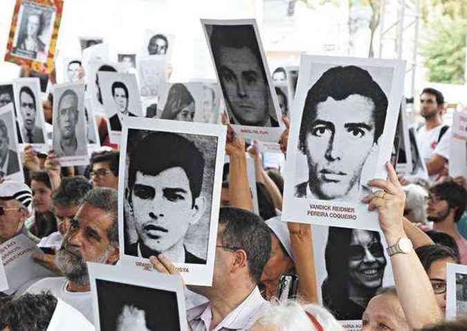 Manifestao lembra torturados na sede do DOI-Codi em So Paulo(foto: Marcos Alves/Agncia O Globo)