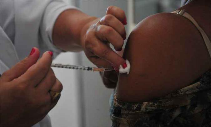 A vacinação vem sendo intensificada nas cidades onde há mortes de macacos ou casos suspeitos de febre amarela em humanos em Minas (foto: Leandro Couri/EM/DA Press) A vacinação vem sendo intensificada nas cidades onde há mortes de macacos ou casos suspeitos de febre amarela em humanos em Minas (foto: Leandro Couri/EM/DA Press)
