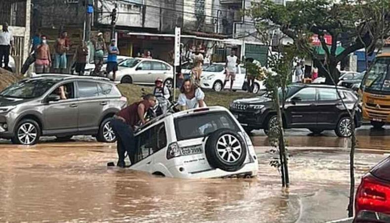Carro afundado em avenida em Salvador, Bahia