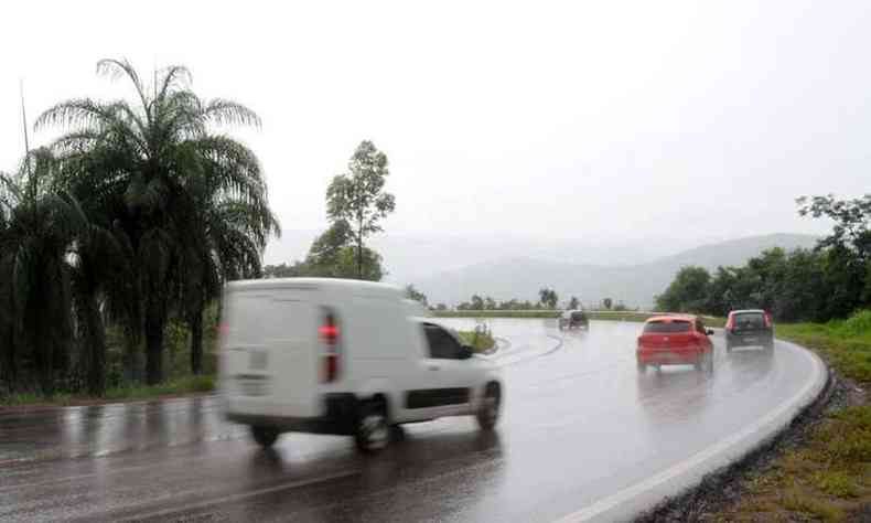 Chuva no trfego de carros da BR-356 sentido BH a Ouro Preto