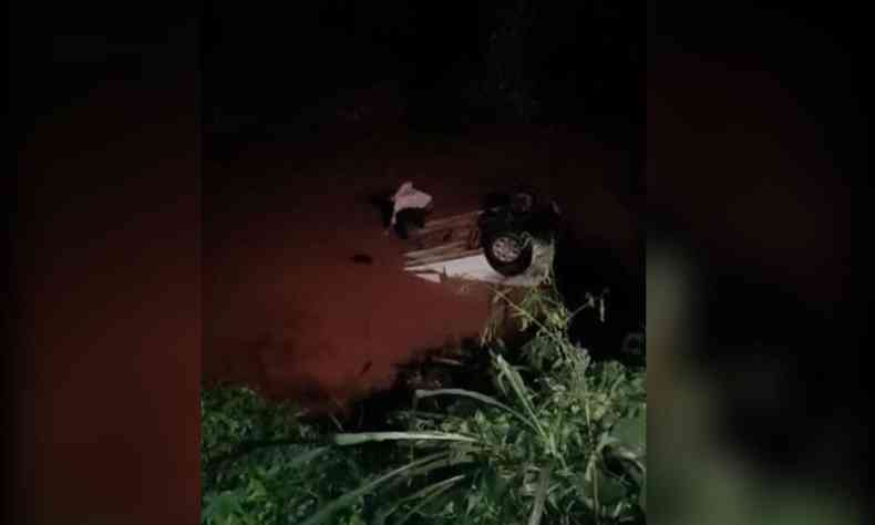 Carro caído em córrego após acidente em Divinos das Laranjeiras