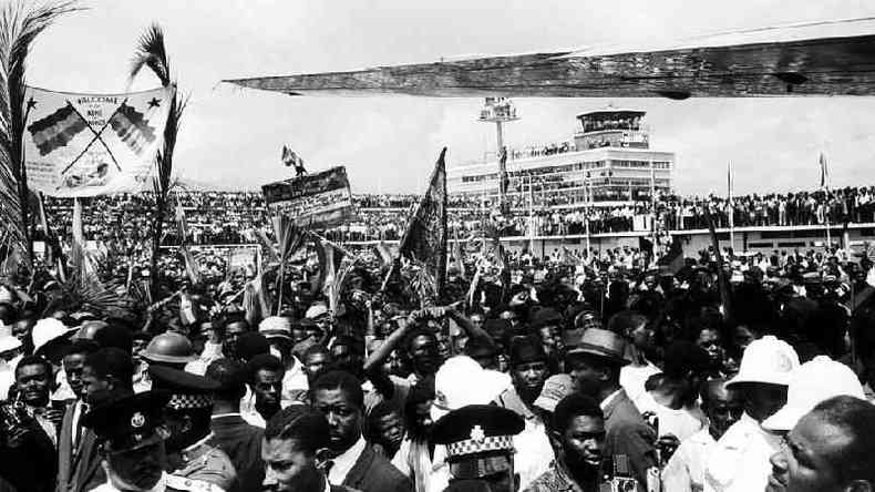 Imperador etope Haile Selassie foi recebido por milhares de jamaicanos quando foi  Jamaica em 1966