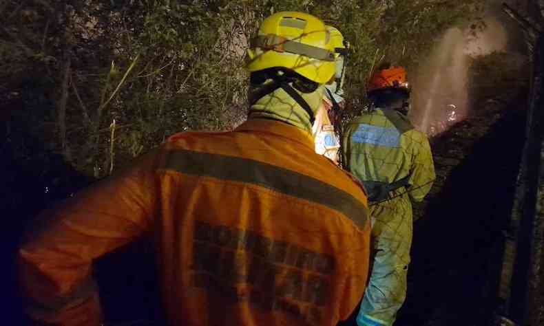 Bombeiro durante operao para combate s chamas