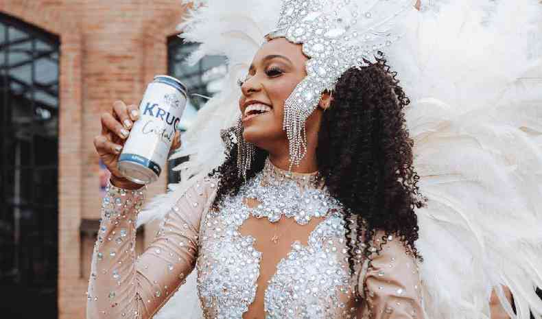 Rassa Medeiros, rainha de bateria da Acadmicos de Venda Nova, escola de samba de Belo Horizonte bebendo cerveja Krug Cristal de lata