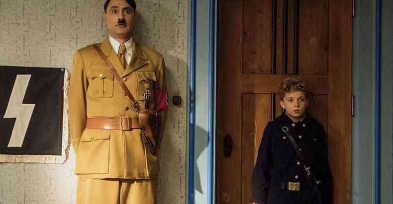Taika Waititi, que dirige Jojo Rabbit e interpreta Adolf Hitler na trama (foto: Piki Films/Divulgao)