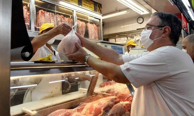 Consumidor recebendo produto de a�ougue no Mercado Central
