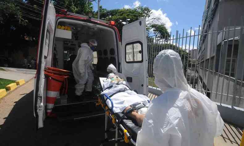 Equipe do SAMU transporta paciente em estado de grave para o Hospital do Barreiro.