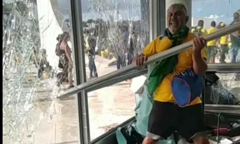 Bolsonarista quebrando janela stf