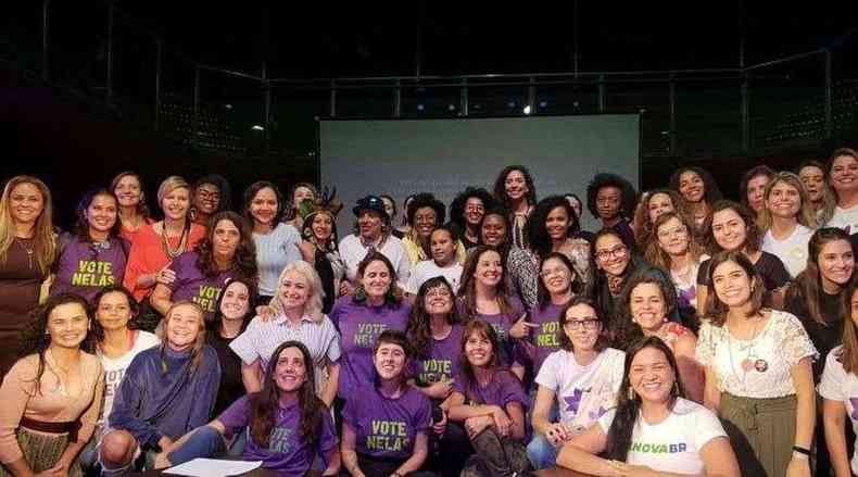 Mulheres reunidas com a blusa do Vote Nelas