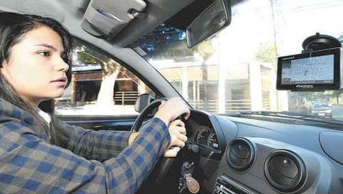 Morando em BH h� cinco meses, N�dia Barbosa n�o abre m�o da tecnologia para se orientar, mas j� caiu em ciladas guiada pelas coordenadas do sistema de sat�lites(foto: JAIR AMARAL/EM/D.A PRESS)