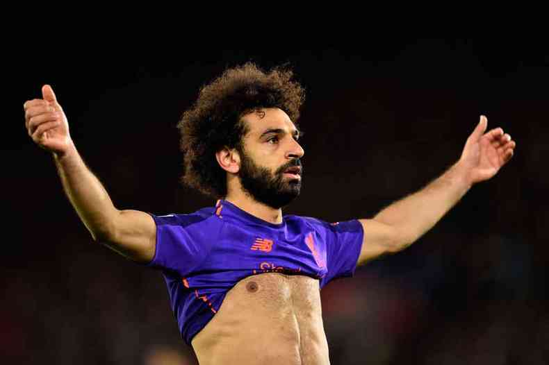 Com uma bomba de fora da rea, egpcio Salah fez o segundo gol do triunfo do Liverpool sobre o Chelsea(foto: GLYN KIRK /AFP)