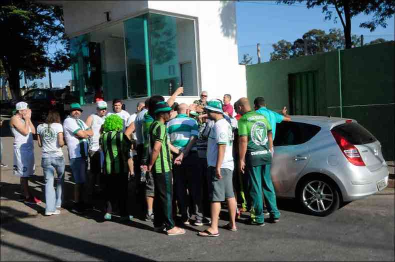 Torcedores do Coelho pararam os jogadores que chegavam de carro ao Lanna Drumond, ontem de manh(foto: Paulo Filgueiras/EM/D.A Press)