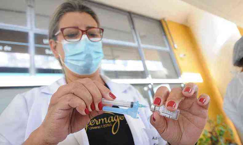 Profissionais de sade de 37 anos ou mais sero vacinados no sbado (1/5) em BH(foto: Leandro Couri/EM/D.A Press)