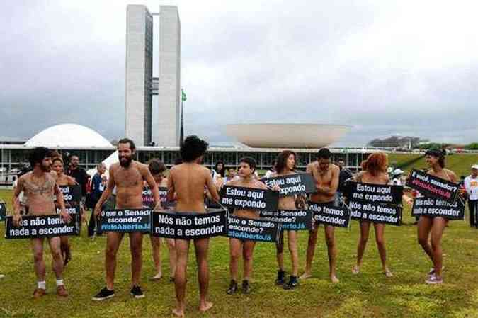 Grupo ligado  instituio Avaaz fez protesto tirando a roupa em defesa da transparncia nas votaes (foto: Iano Andrade/CB/D.A Press)