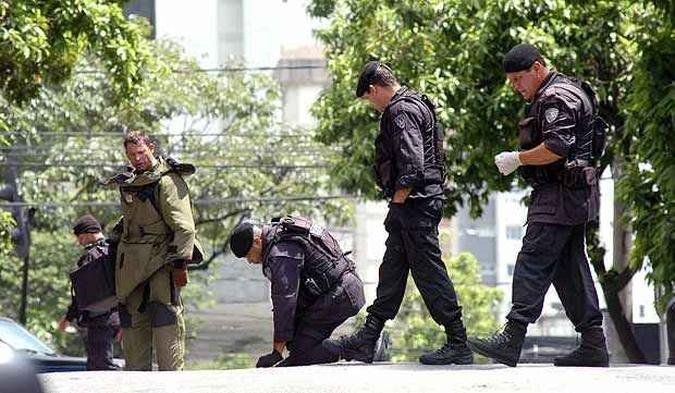 O quarteir�o onde foi encontrado o material foi totalmente isolado(foto: Jackson Romaneli/EM/D.A.Press)