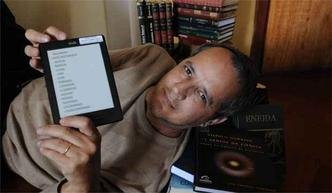 Dona de uma cole��o de 1,5 mil livros, o te�logo Denilson Rocha j� se rende ao conforto de um e-reader(foto: Henilson Rocha comprou um klindle)