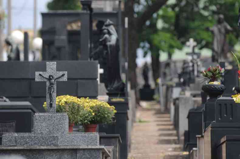 Visita aos cemitrios durante o dia de Finados pode aumentar o risco de contgio da COVID-19(foto: Leandro Couri/EM/D.A Press)