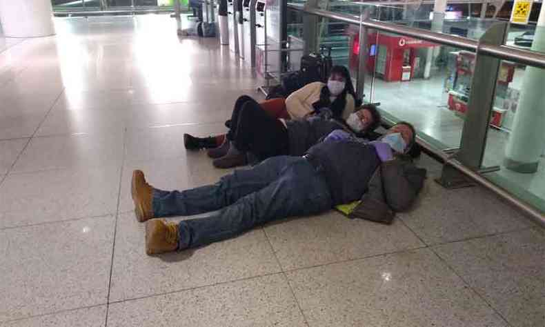Brasileiros dormindo no aeroporto de Lisboa na esperana de conseguirem um voo para retornar ao pas(foto: Gabriel Mendes)