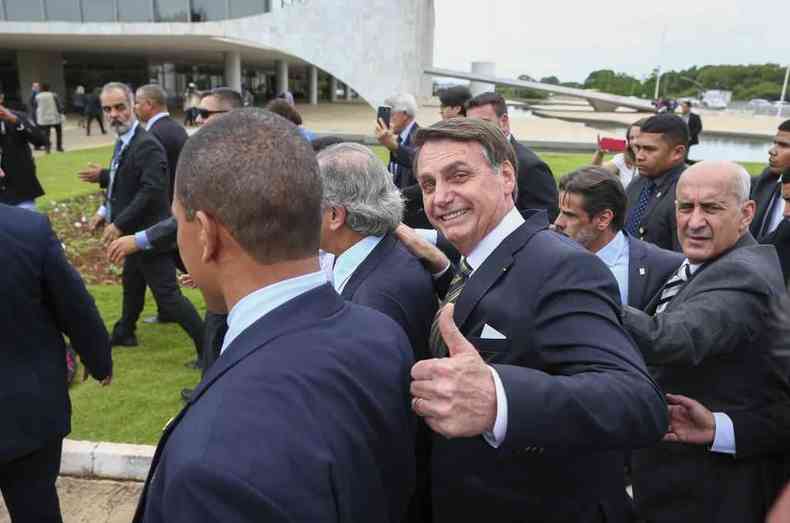 Bolsonaro faz sinal de ok, caminhando a p para o Palcio do Planalto