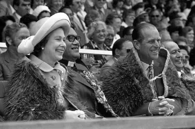 Em 1977, o prncipe acompanhou a rainha enquanto ela celebrava seu Jubileu de Prata. Eles so vistos aqui vestindo um manto Maori Kahu-Kiwi (feito de penas do pssaro Kiwi) no Rugby Park em Gisborne, na Ilha do Norte da Nova Zelndia, durante a abertura de um festival(foto: PA)