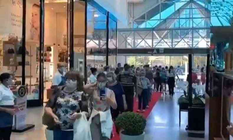 Shopping em Blumenau teve aglomerao no dia de reabertura(foto: Reproduo/ Internet)