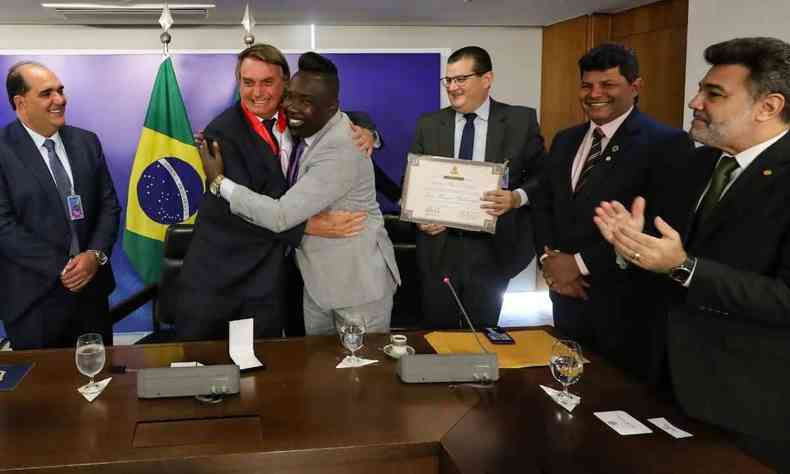 O vereador de Uberaba, Pastor Eloisio, e o presidente Jair Bolsonaro se abraam aps a entrega da Medalha Major Eustquio
