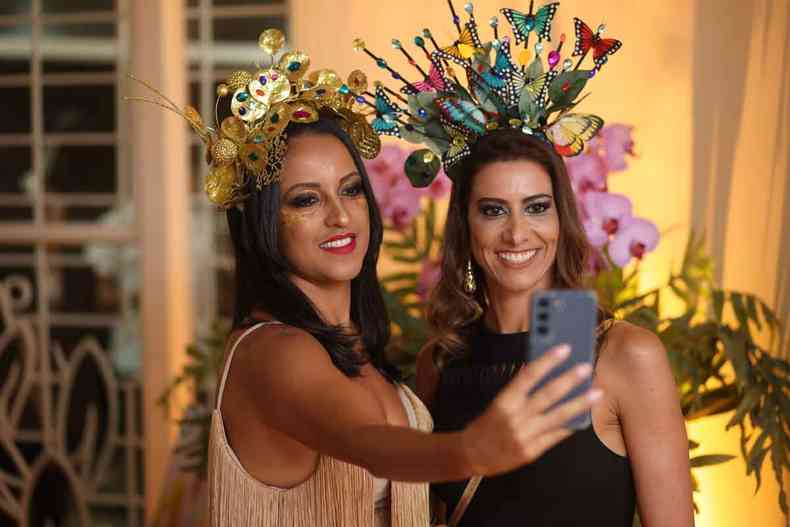 Flaviane Pereira e Camila Guerra, sorridentes e usando fantasias de carnaval, fazem selfie