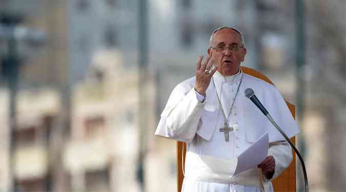 ''Como um animal morto fede, a corrupo fede, a sociedade corrupta fede, e um cristo que deixa entrar a corrupo fede'', declarou sem rodeios o Papa aos habitantes do bairro pobre de Scampia (foto: AFP PHOTO / FILIPPO MONTEFORTE )