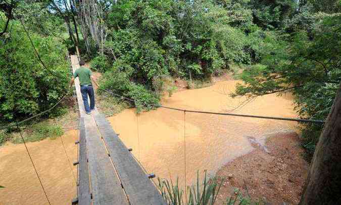 Rio Jaboticatubas, que também é afluente do Rio das Velhas, está com nível bem abaixo do normal e sofre com assoreamento(foto: BETO NOVAES/EM/D.A PRESS)
