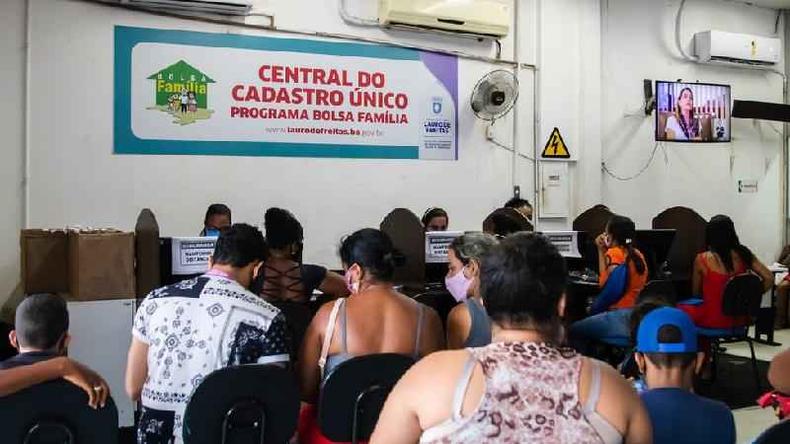 Programas de transferência de renda são gastos obrigatórios, enquanto as despesas com os serviços socioassistenciais são gastos discricionários, por isso têm sofrido cortes(foto: Prefeitura de Lauro de Freitas ) Fila para atendimento em Cras de Lauro de Freitas, Bahia