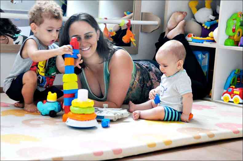 Me de Gabriel, de 2 anos e meio, e de Guilherme, de 6 meses, Mariana Navarro conta que decidiu trabalhar somente meio horrio para dedicar mais tempo aos filhos(foto: Beto Novaes/EM/D.A Press)