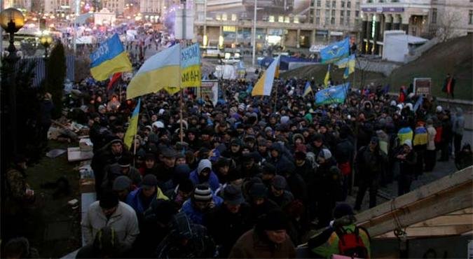 Centenas de manifestantes se reuniram diante do Parlamento em Kiev(foto: REUTERS/Stoyan Nenov )