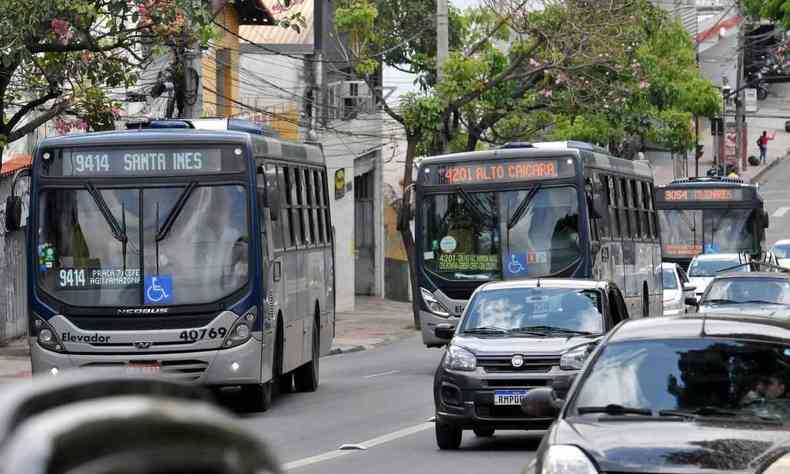 Ônibus circulam por uma das ruas de Belo Horizonte