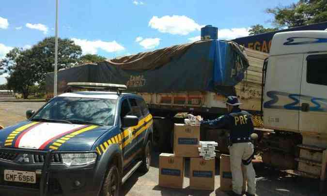 Ao verificarem o carregamento, agentes policiais encontraram carga ilegal(foto: Polcia Rodoviria Federal/DPRF Arax/Divulgao)