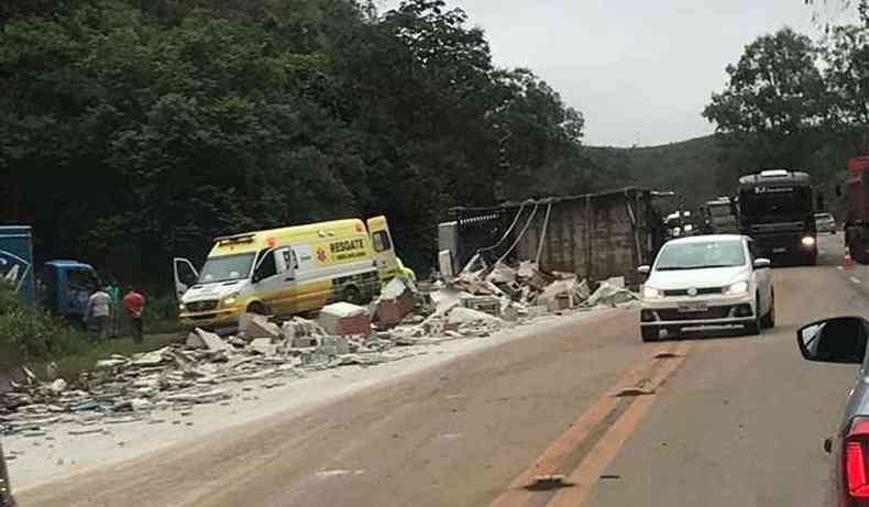 Na BR-040, caminho com materiais de construo tombou (foto: Reproduo da internet/WhatsApp)