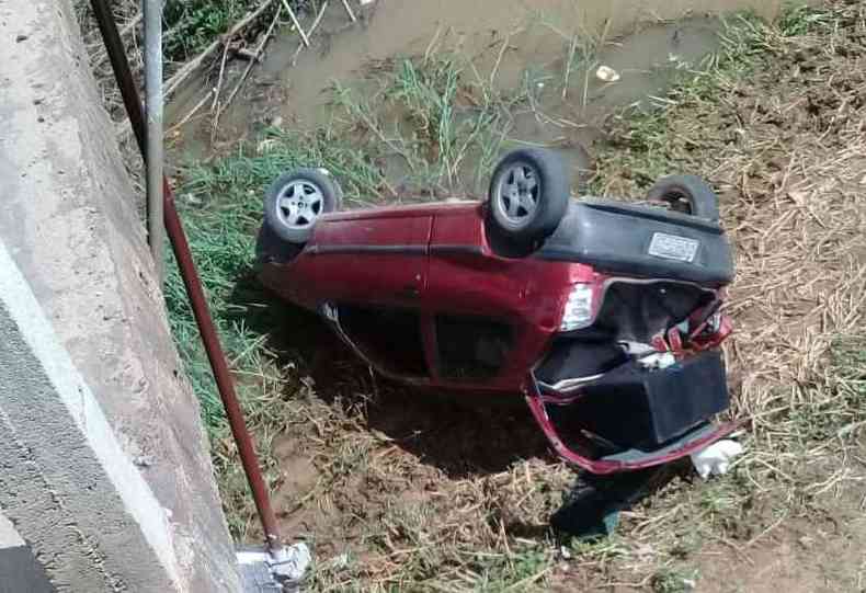 Motorista do veculo sofreu apenas escoriaes e recusou atendimento mdico(foto: Divulgao/Corpo de Bombeiros)