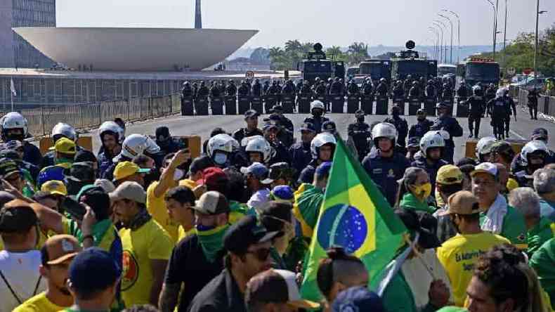 Policiais militares isolam rea prxima ao Congresso Nacional para evitar aproximao de manifestantes pr-Bolsonaro