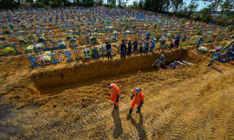 Cemitrio Pblico Nossa Senhora Aparecida, em Manaus: coronavrus levou ao colapso sistemas de sade e funerrio da cidade(foto: Alex Pazuello/Semcom)