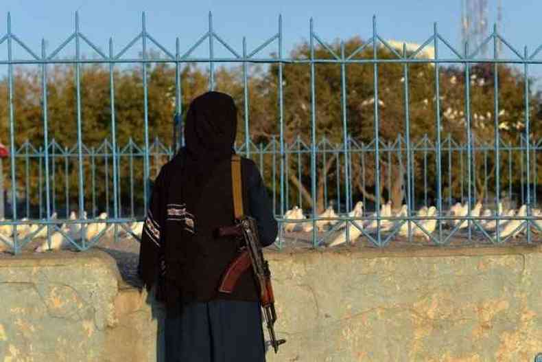 Milicianos talib observa da grade 