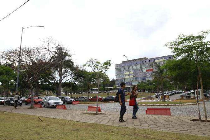 Estudantes em frente à Reitoria: quadro econômico dos alunos que ingressaram na instituição também mudou, com maior número de estudantes com renda familiar abaixo de de cinco salários mínimos (foto: Rodrigo Clemente/EM/D.A Press) Estudantes em frente à Reitoria: quadro econômico dos alunos que ingressaram na instituição também mudou, com maior número de estudantes com renda familiar abaixo de de cinco salários mínimos (foto: Rodrigo Clemente/EM/D.A Press)